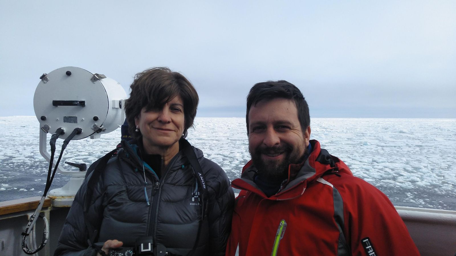 Los investigadores Carlota Escutia y Francisco Jiménez, durante la campaña antártica de 2020.
