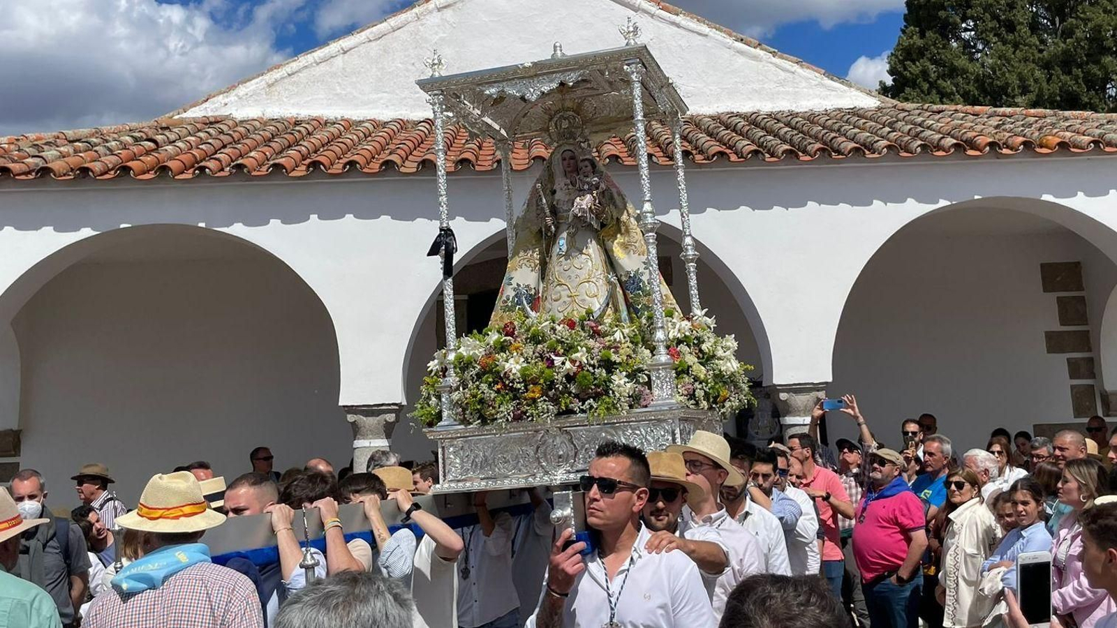La Virgen de Luna a la salida del Santuario de La Jara.