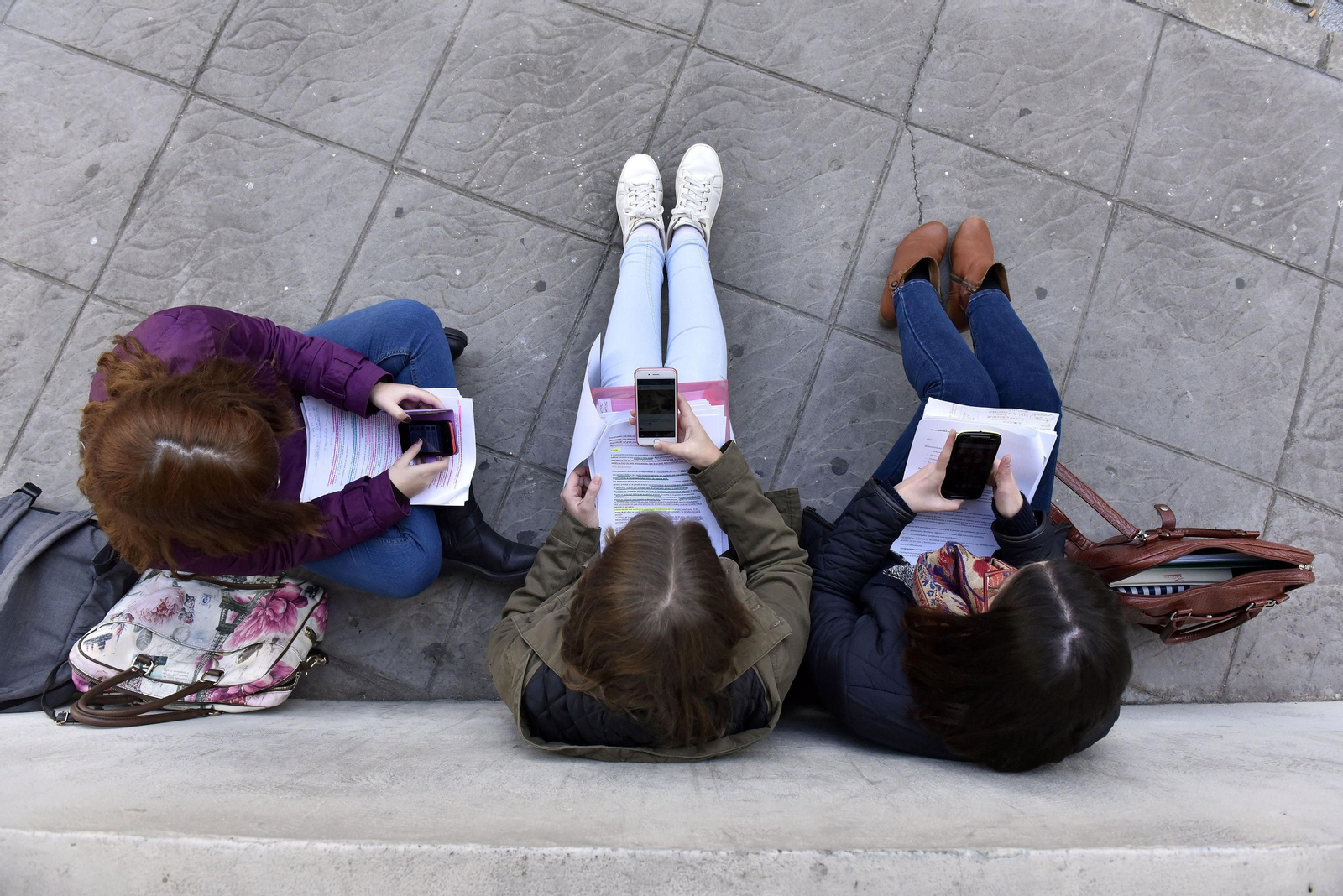 Un grupo de adolescentes utiliza sus 'smartphones'.
