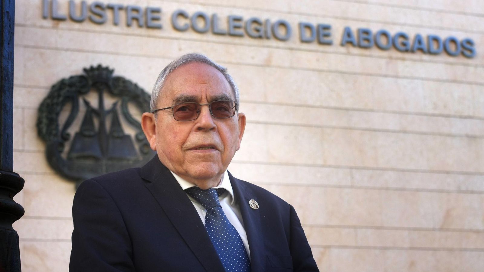Fernando Vergel en la plaza de los abogados de Huelva Fernando Vergel en la plaza de los abogados de Huelva