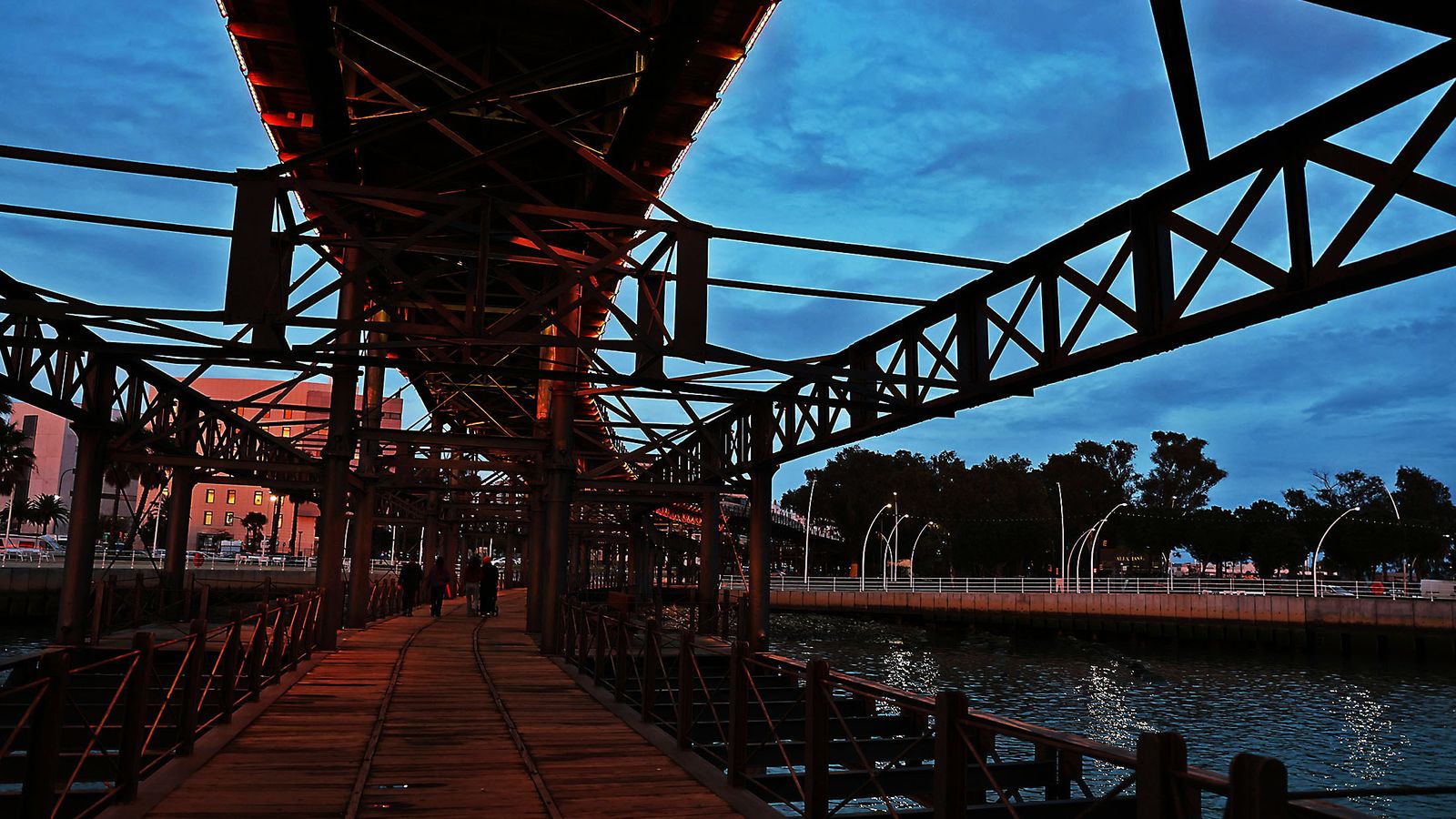 El impresionante atardecer en el muelle de la compañía Riotinto