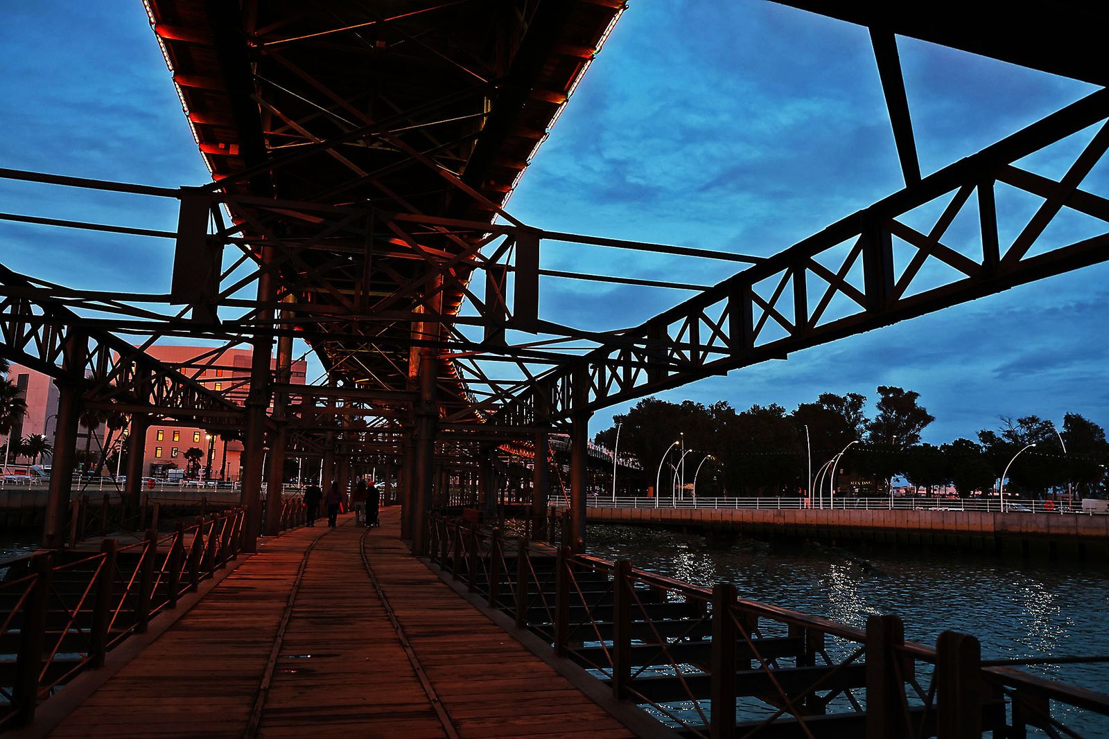 El impresionante atardecer en el muelle de la compañía Riotinto
