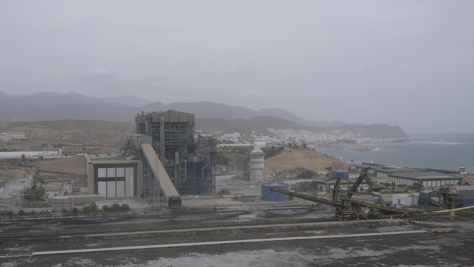 El derribo de la Torre Litoral de Endesa en Carboneras, en imágenes