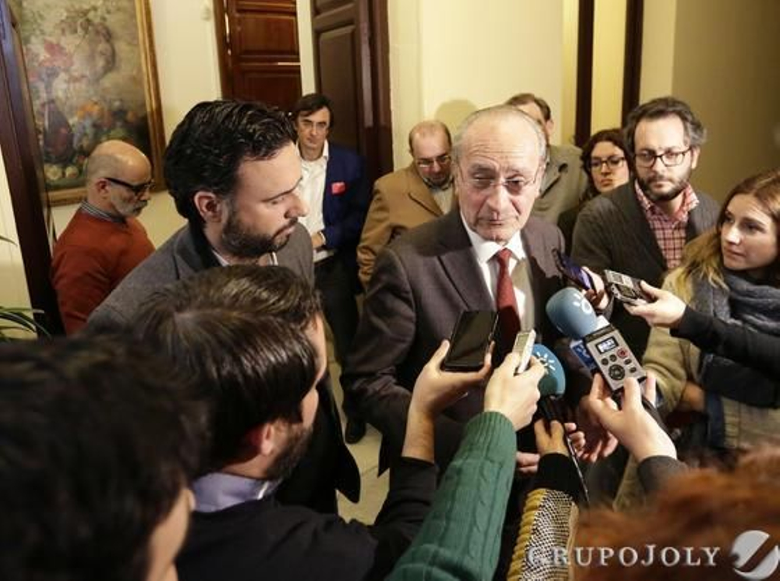 El alcalde de Málaga, Francisco de la Torre, atiende a los medios de comunicación al finalizar uno de los encuentros del sábado.

Foto: Marilú Báez
