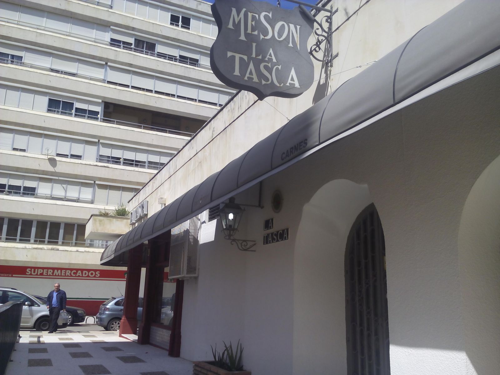 Restaurante Mesón La Tasca.  Calle Paraíso, 4.  Edificio Jerez 74. Un clásico todo el año. Te reciben con una copa de jerez, gran surtido de tapas y diferentes ambientes, con una carta de barra muy variada.  Juan Gago, hijo de José María, le ha dado un aire renovado al negocio sin perder la identidad original.