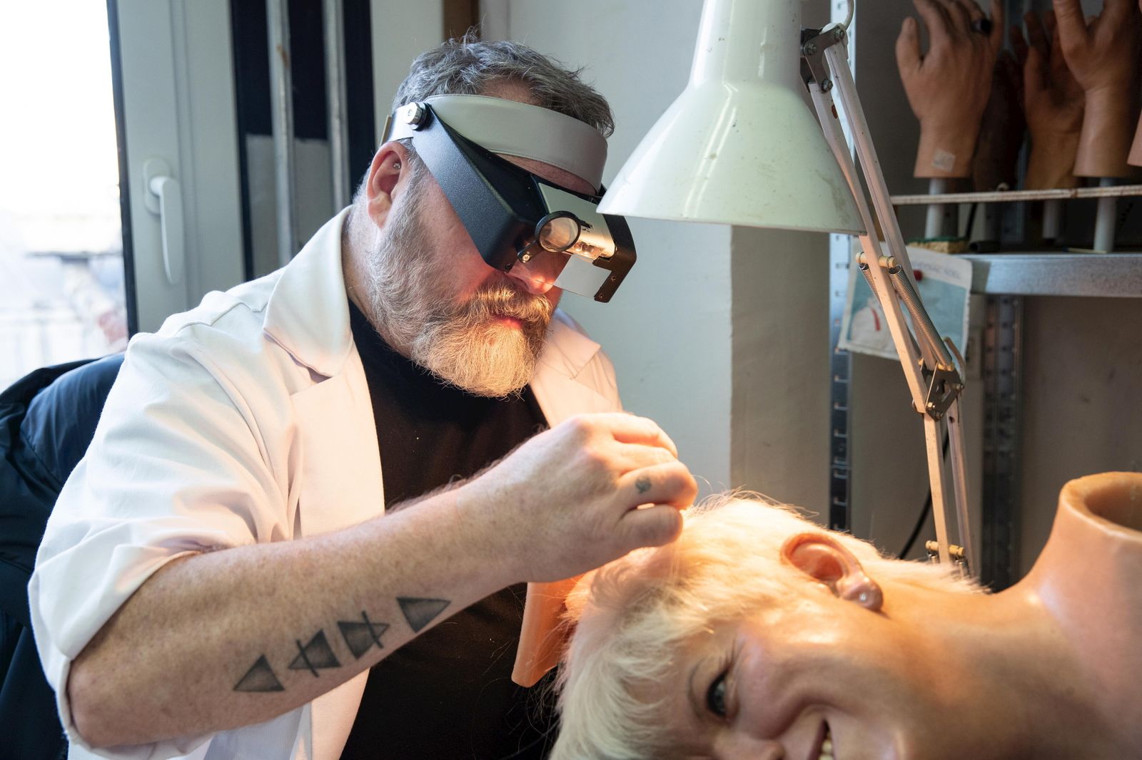 Uno de los restauradores del museo