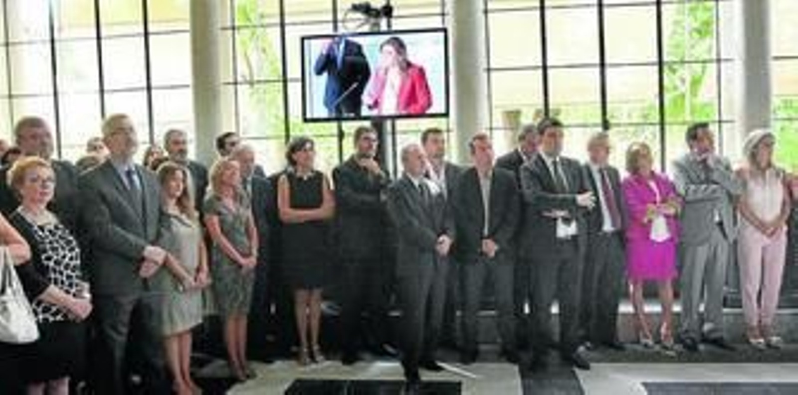 Autoridades en primera fila observan la toma de posesión de los consejeros en el salón de los Espejos del Palacio de San Telmo.