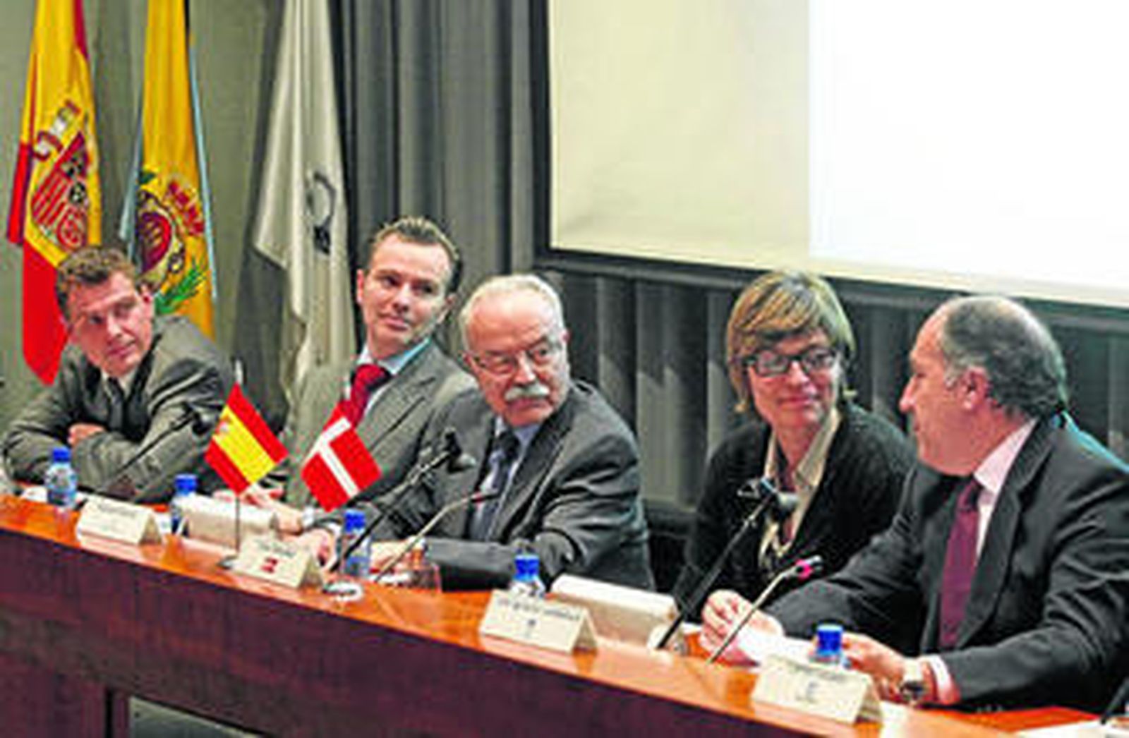 Lone Dencker, entre Manuel Morón y José Ignacio Landaluce, ayer en la sede de la APBA.