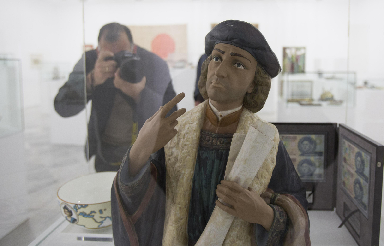 Vitrina dedicada a Cristóbal Colón en la sala que reúne los regalos oficiales recibidos por la Expo 92.