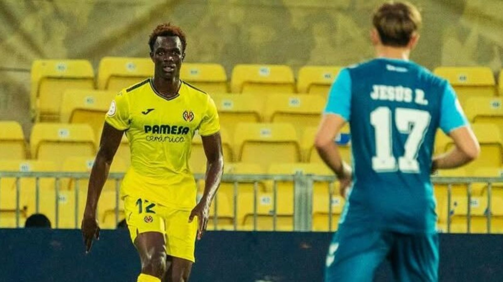 Ayouba Koné, en su etapa en el filial del Villarreal, con Jesús Rodríguez en segundo plano.