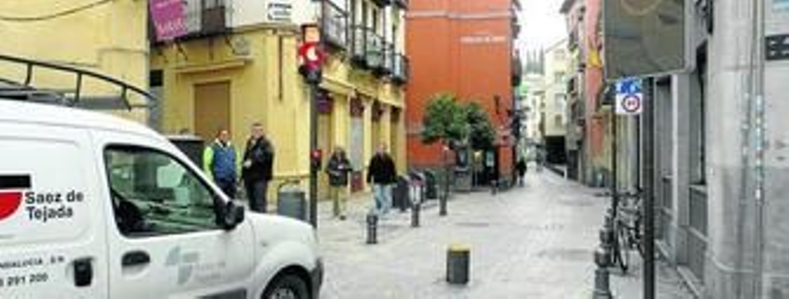 El control de acceso con pilonas está operativo en cuatro puntos de la ciudad: calle Elvira, Reyes Católicos, calle Pagés y calle San Luis.