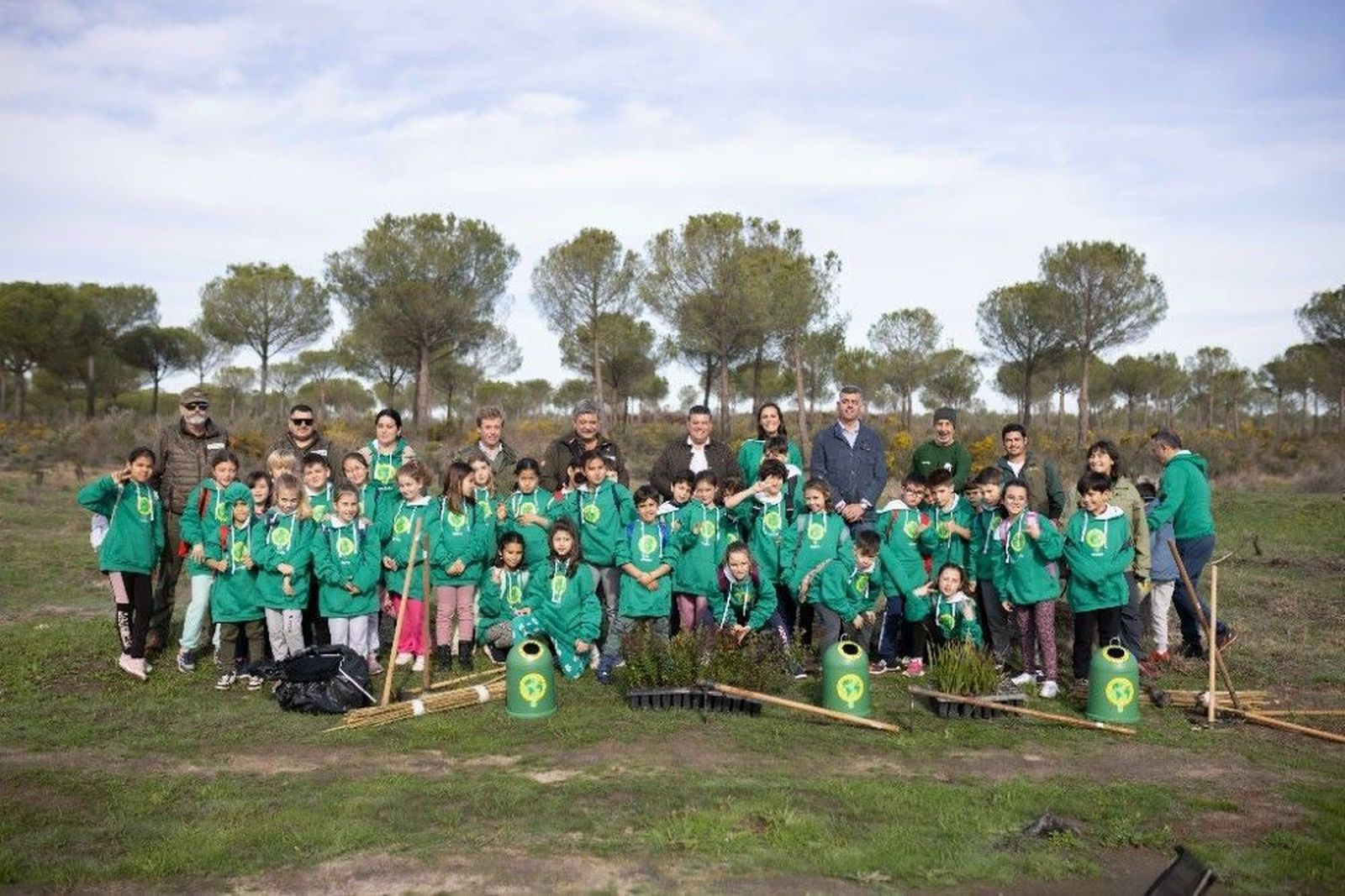 Alumnos de Hinojos participan la plantación de árboles promovida por Ecovidrio, WWF y la Diputación de Huelva.