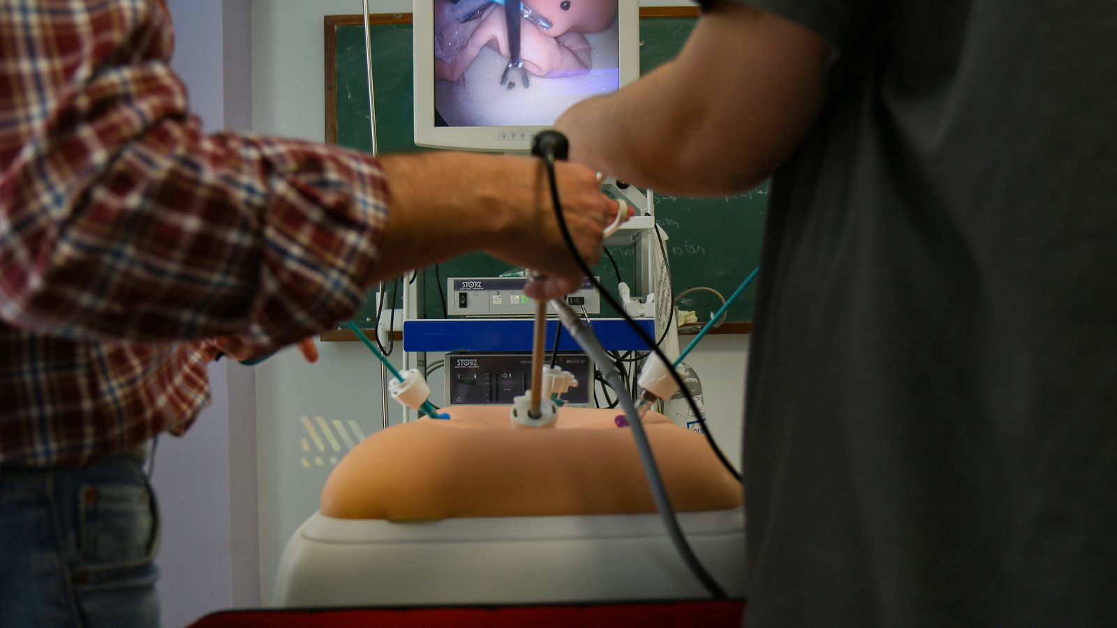 El personal de la unidad durante un curso de cirugía ginecológica por laparoscopia.