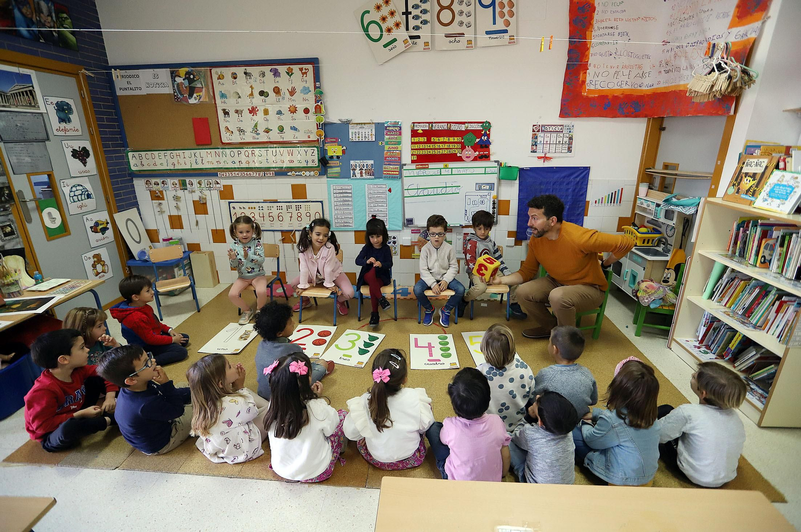 Imágenes de los alumnos de infantil de El Puntal haciendo de periodistas