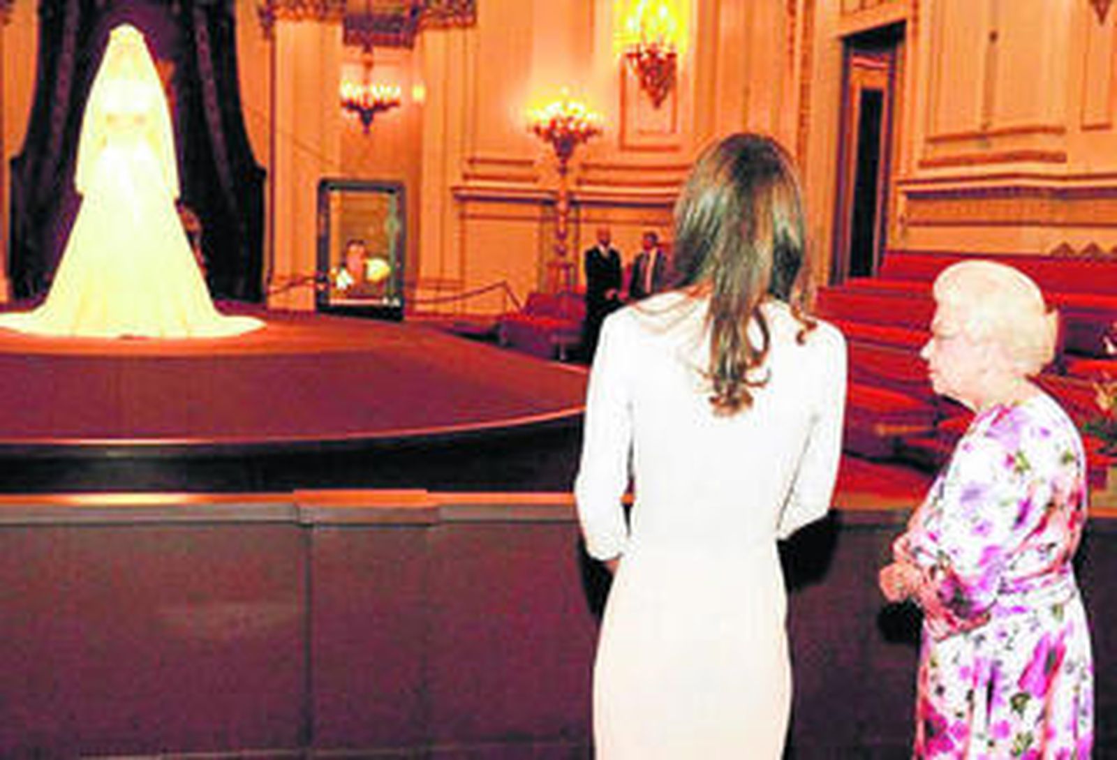 La princesa Catalina y la abuela de su marido, la reina Isabel II, en la inauguración de la muestra.