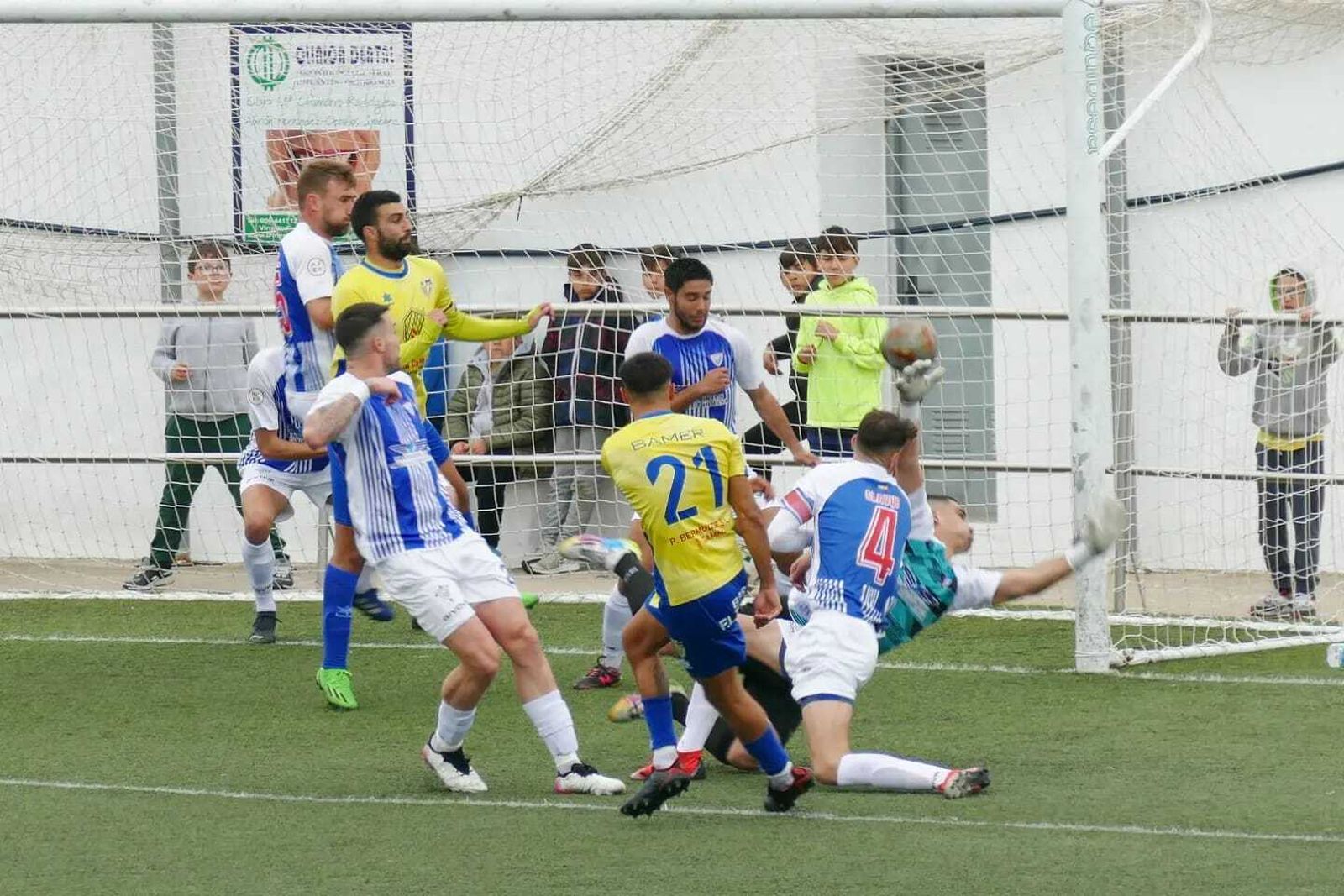 Ocasión fallada del Conil en su duelo del pasado domingo con el Bollullos.
