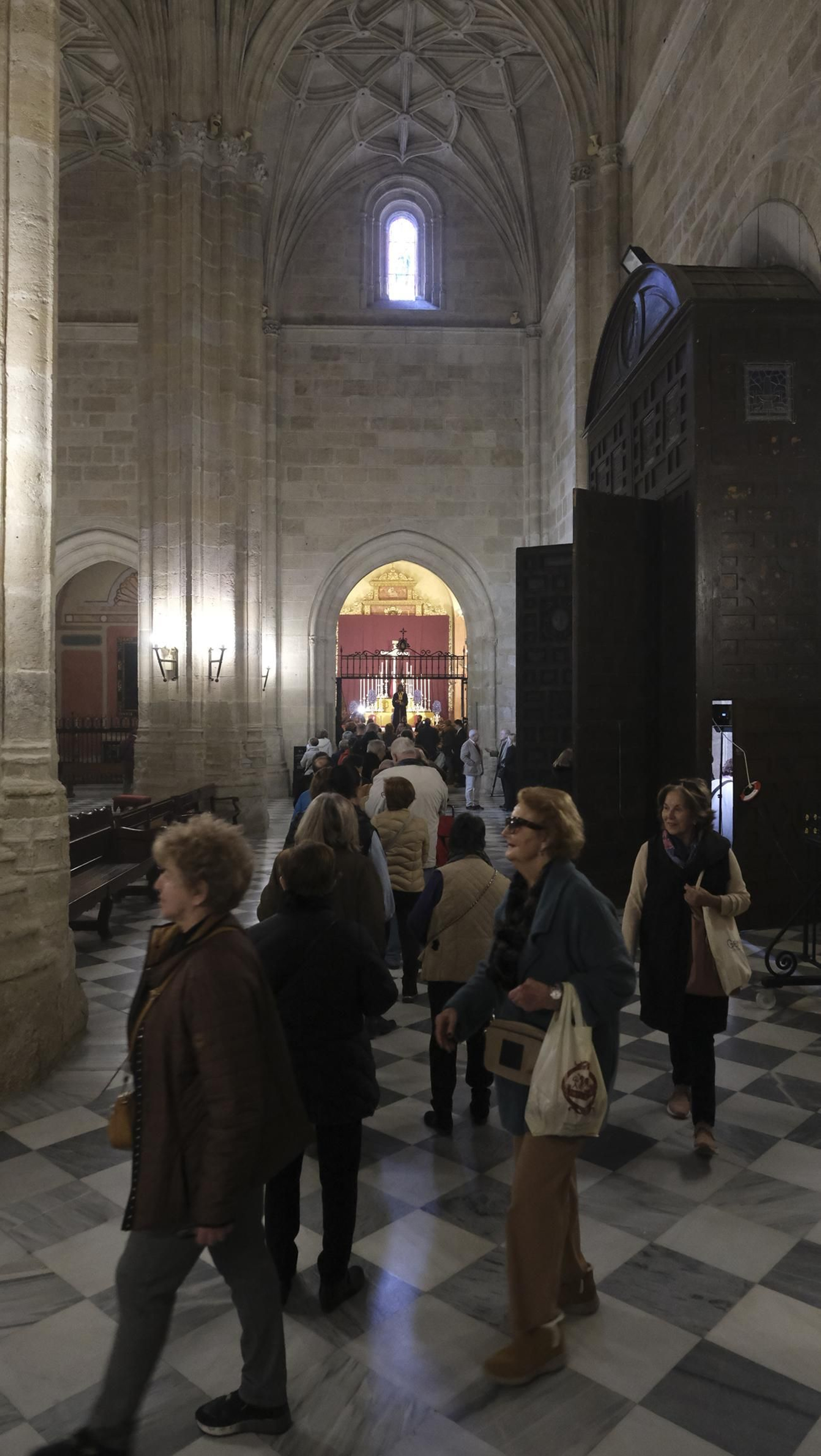 Imágenes del multitudinario besapiés del Cristo de Medinaceli en la Catedral de Almería