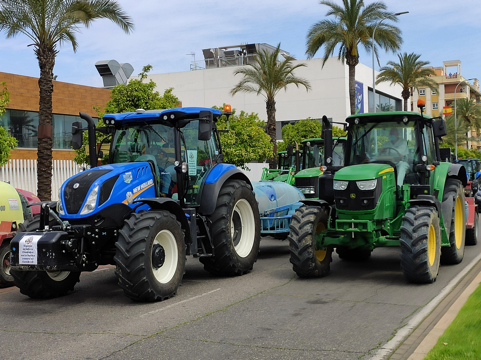 Las fotos del homenaje de los agricultores a los sanitarios de Córdoba