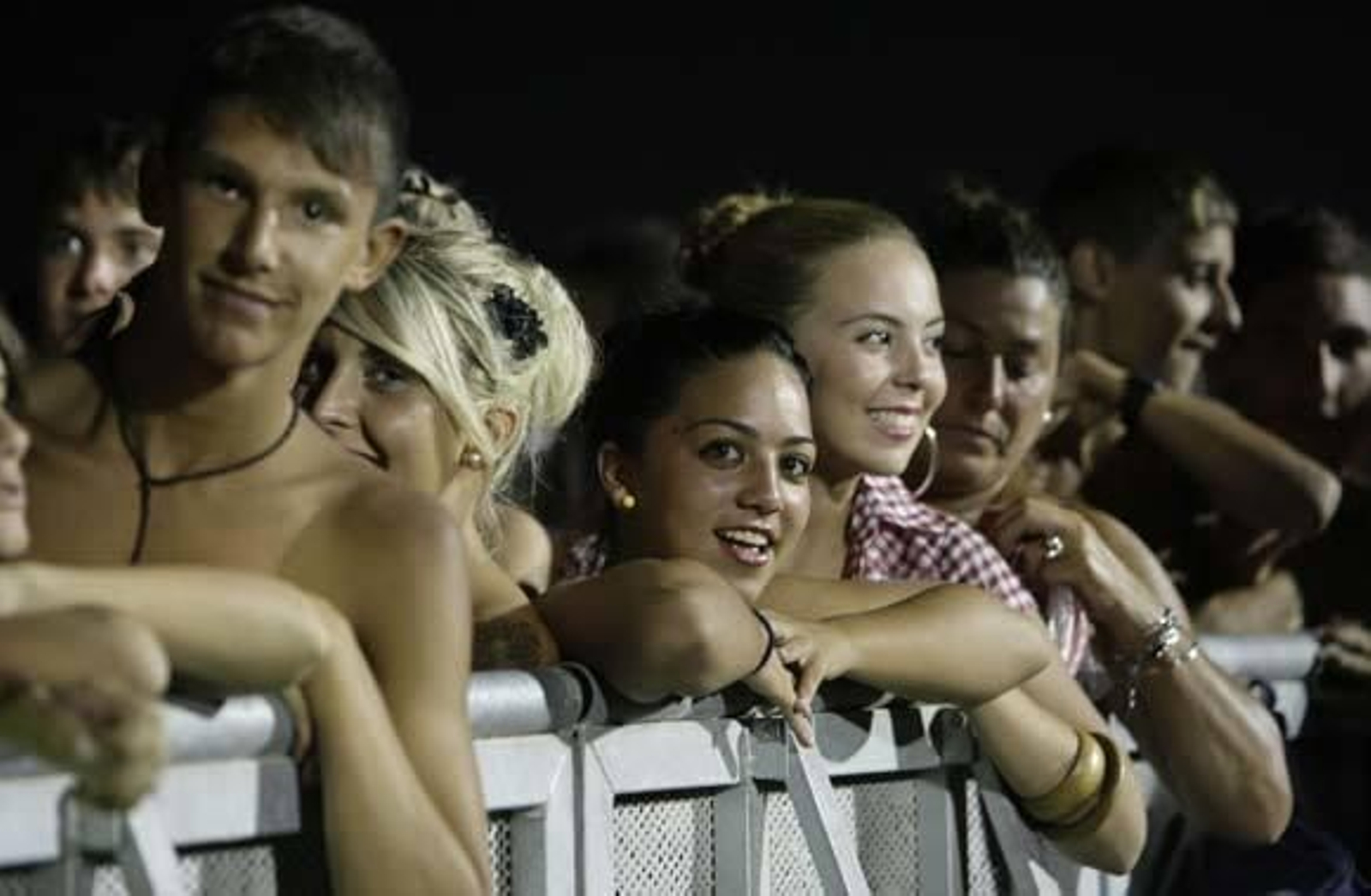 El cantante deleita a sus fans en la playa Victoria  Foto: Julio Gonzalez