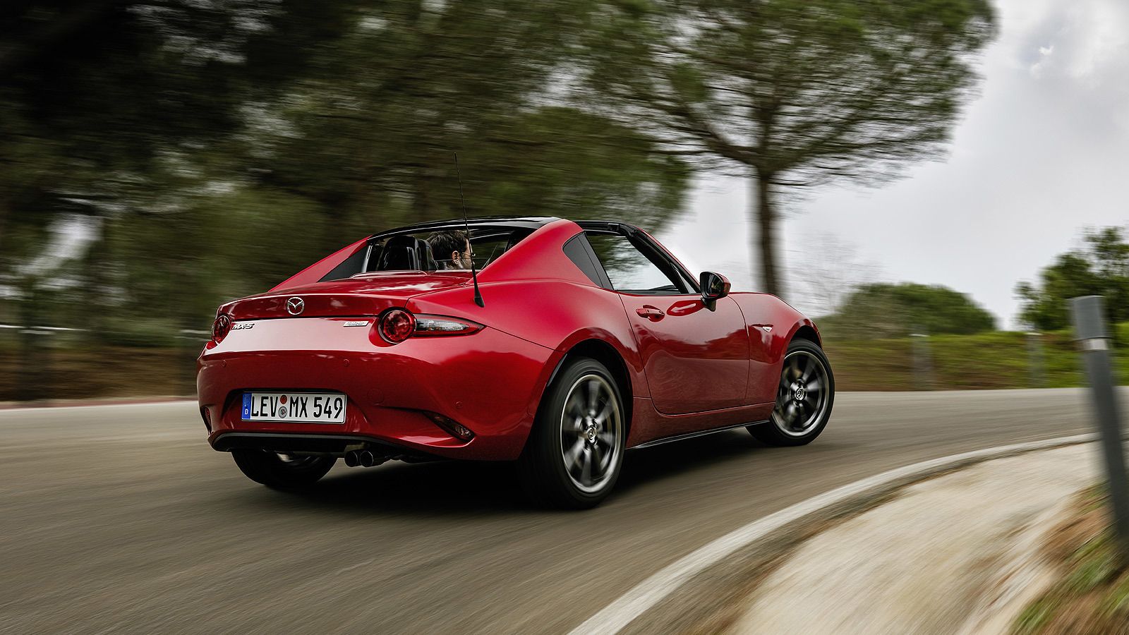 El RF destaca por su configuración targa.