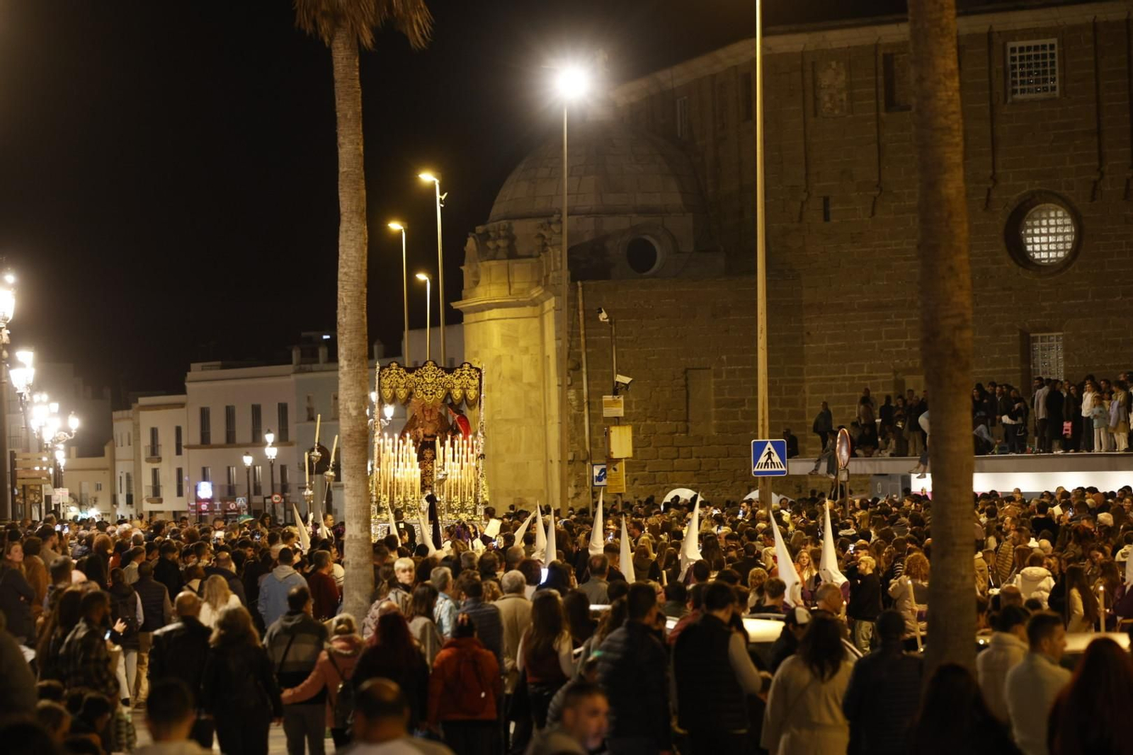 Imágenes de la salida de Medinaceli en la Semana Santa de Cádiz 2025