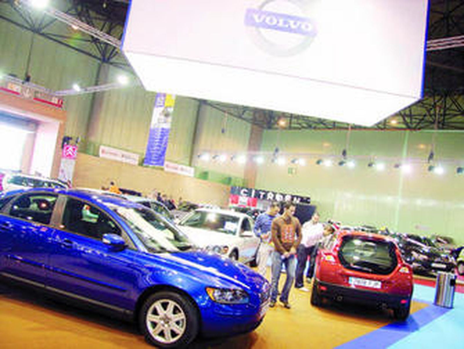 Un grupo de posibles compradores mira vehículos de 'kilómetro cero' en el último salón del automóvil.