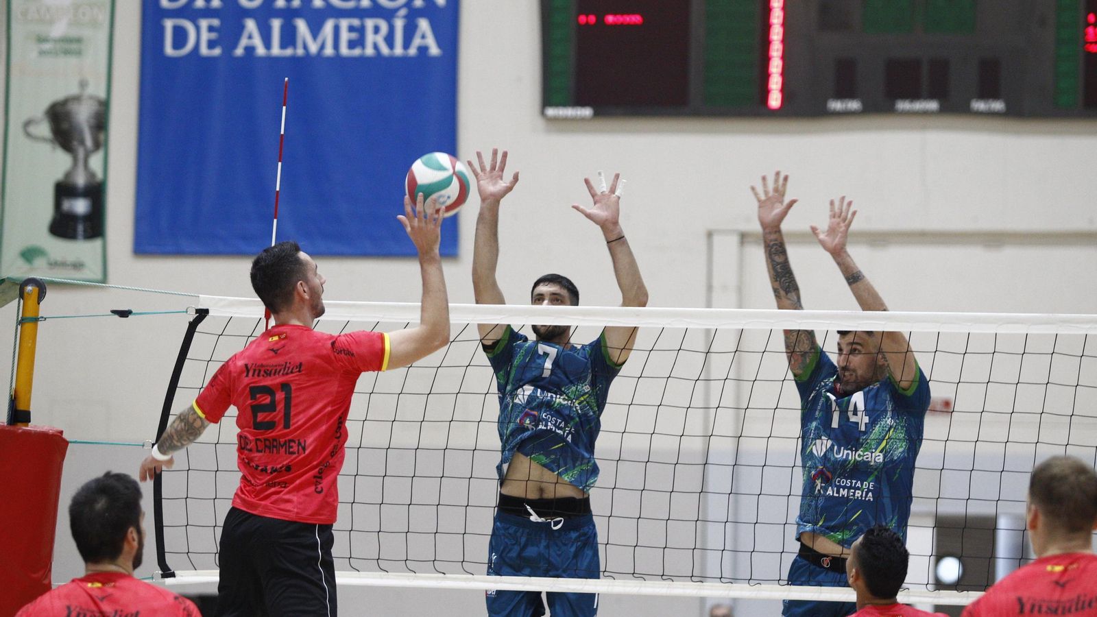 Dos jugadores ahorradores van al bloqueo ante el remate realizado por un rival durante el encuentro de la pasada jornada.