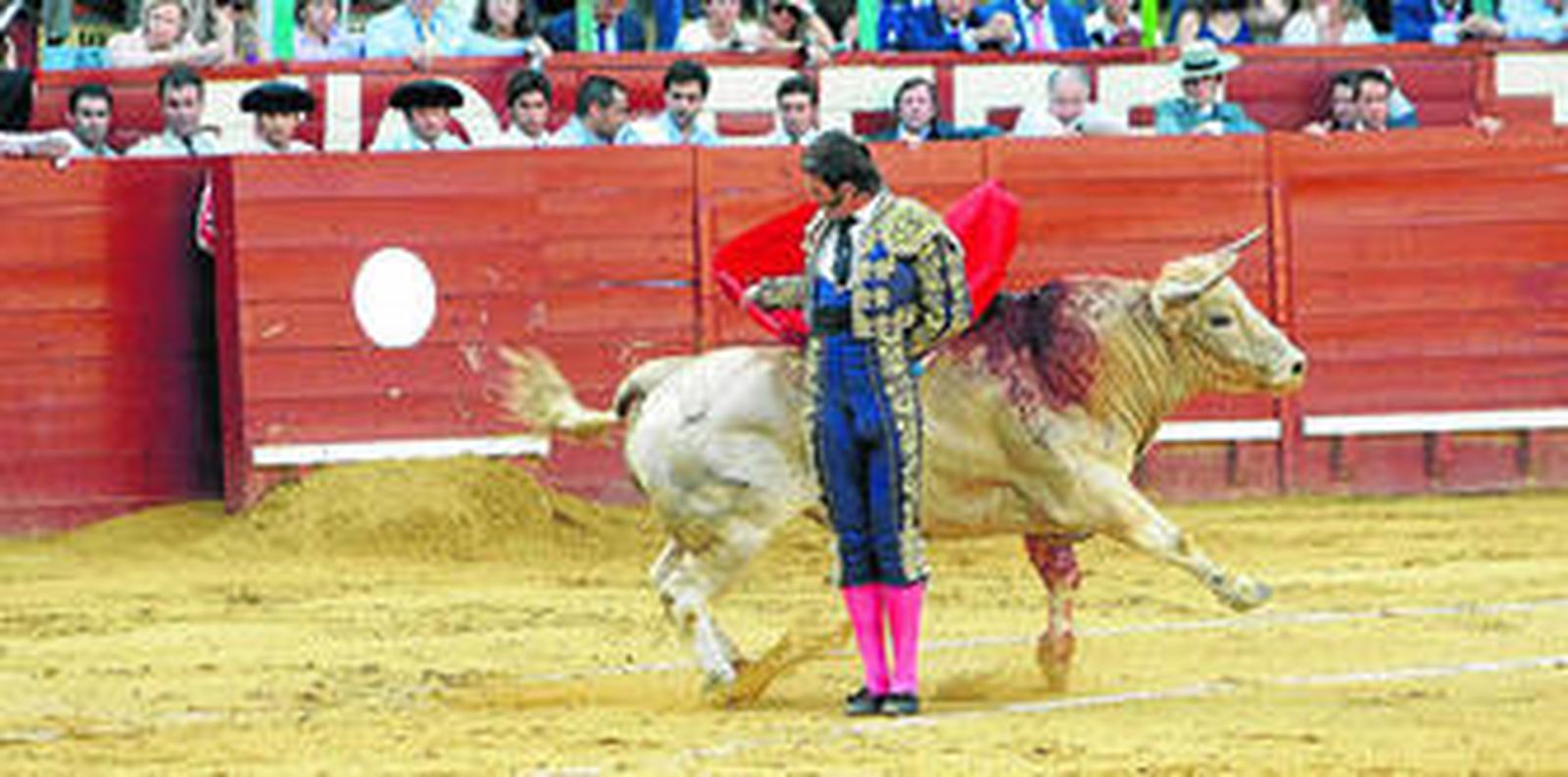 Juan José Padilla se trabaja una puerta grande en Jerez