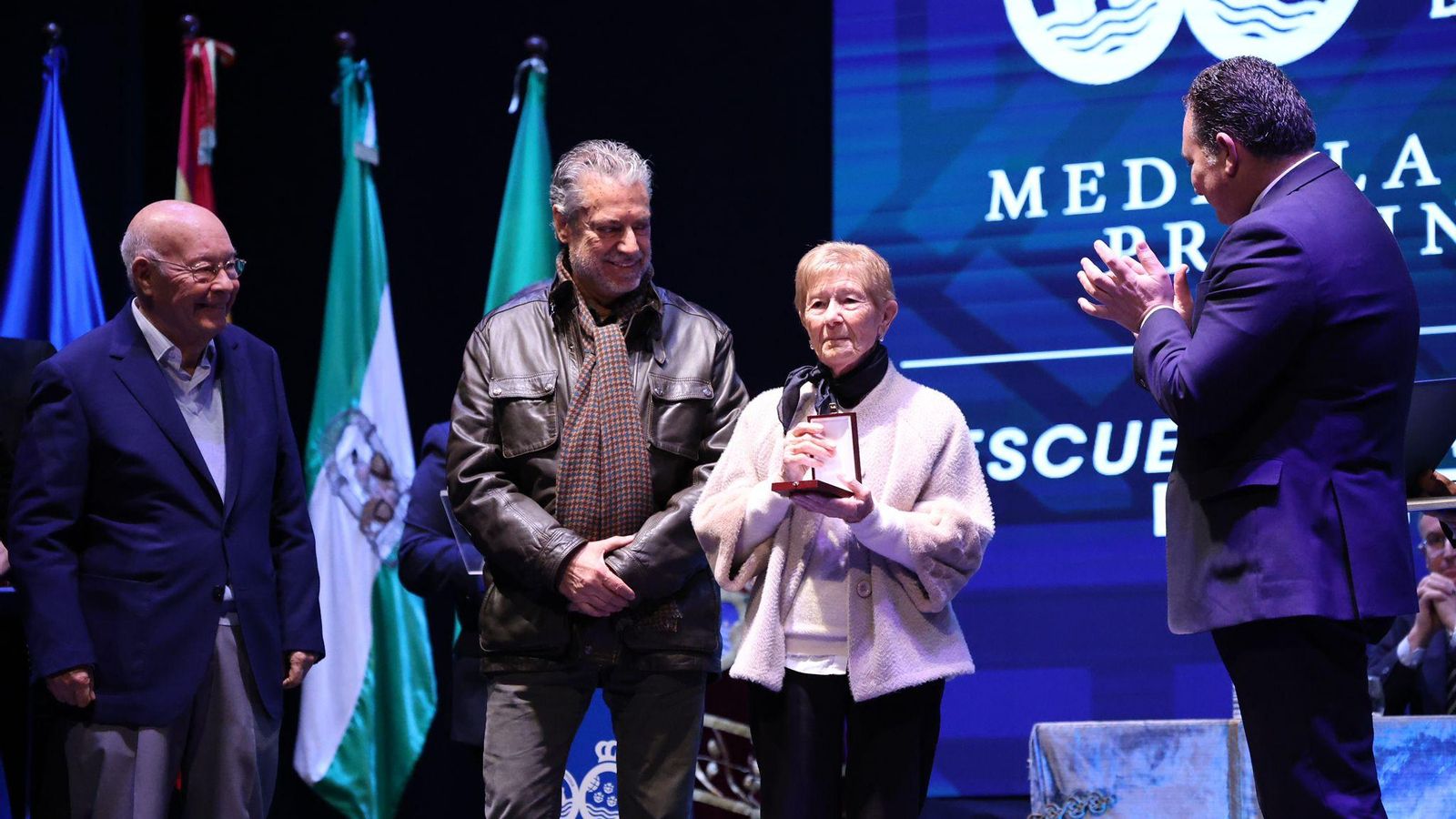Rafael Oliva, Emilio Borrego y Josefa Haldón, viuda de Ángel Rodríguez, de la Escuela Ayamontina de Pintura.