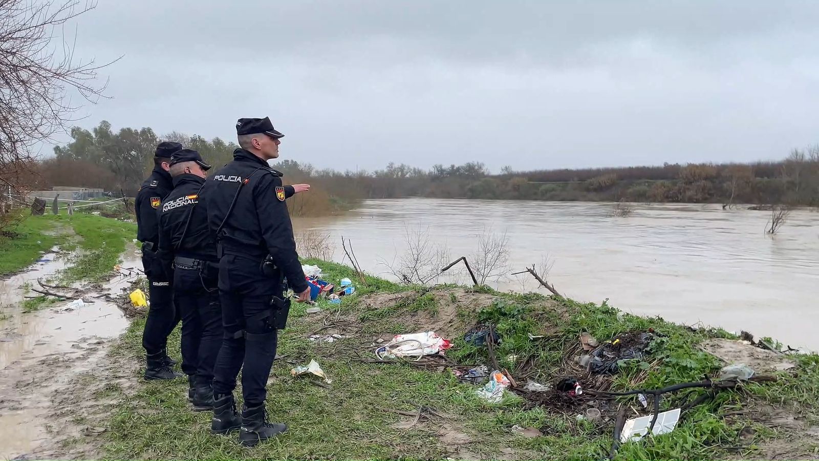 Así controlan la crecida del Guadalquivir en las parcelas inundables de Córdoba los servicios de emergencia