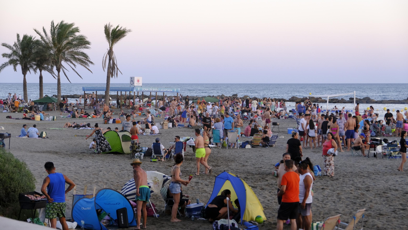Imágenes de las hogueras de la Noche de San Juan en Almería capital