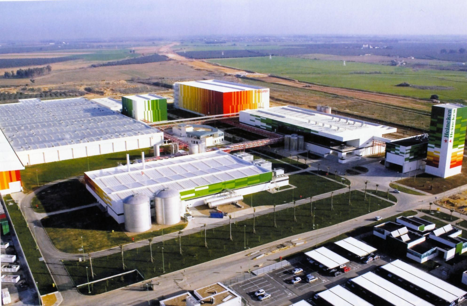 Fábrica de Cervezas Heineken De las más modernas, vanguardistas y de tecnología avanzada de UE. Produce 520 millones litros/año y almacena un 10 millones.