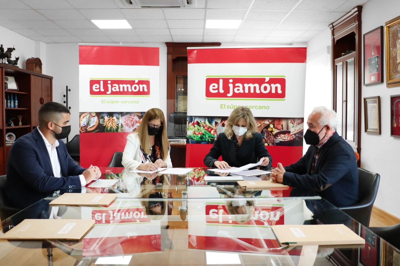 Un momento de la firma del acuerdo entre El Jamón y la Asociación contra el Cáncer.
