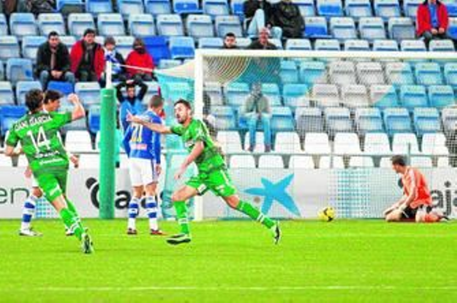 1. Los jugadores del Eibar celebran el segundo tanto vasco, que entró tras golpear en Ruyman 2. Montoro anotó su tercer tanto de la temporada. 3. EA pesar del frío, una buena presencia de aficionados en el Nuevo Colombino. 4. La grada de animación se mantiene fiel a su equipo siempre. 5. El exceso de confianza casi le cuesta un gol a Irureta. 6. Urko Vera dio muchos problemas por alto. 7. Los integrantes de la expedición a Sheffield, homenajeados. 8. Montoro no entiende lo que sucede en un encuentro extraño.