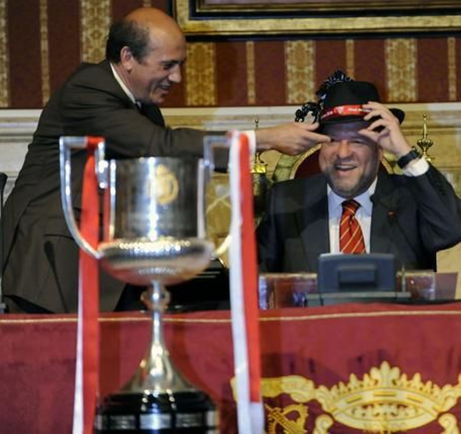 José María del Nido le pone el 'sombrero de la suerte' al alcalde, Sánchez Monteseirín.

Foto: Manuel Gómez