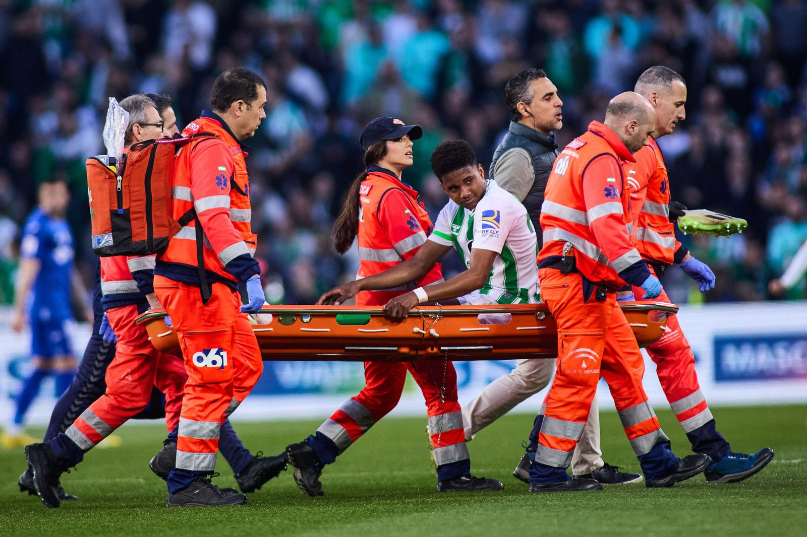 Abner es retirado en camilla tras lesionarse en el tobillo izquierdo ante el Getafe.