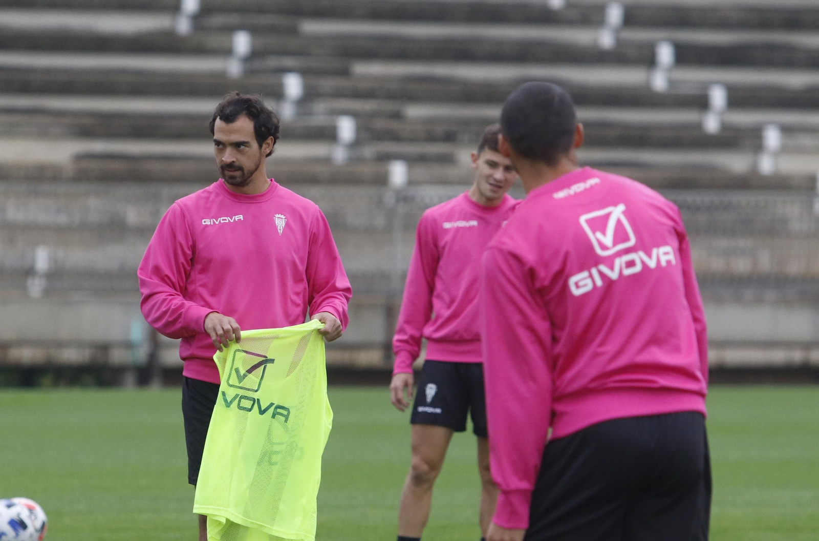 De las Cuevas, con un peto, durante un entrenamiento de esta semana en la Ciudad Deportiva.