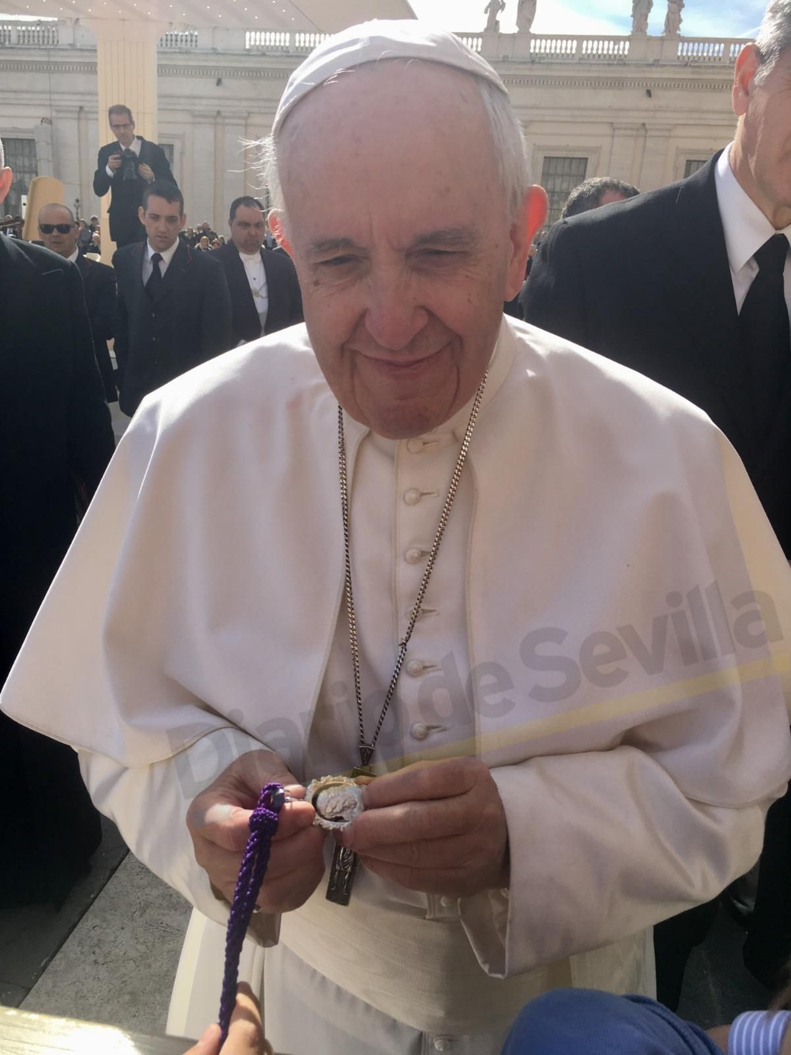 El Papa con la medalla de los Estudiantes.
