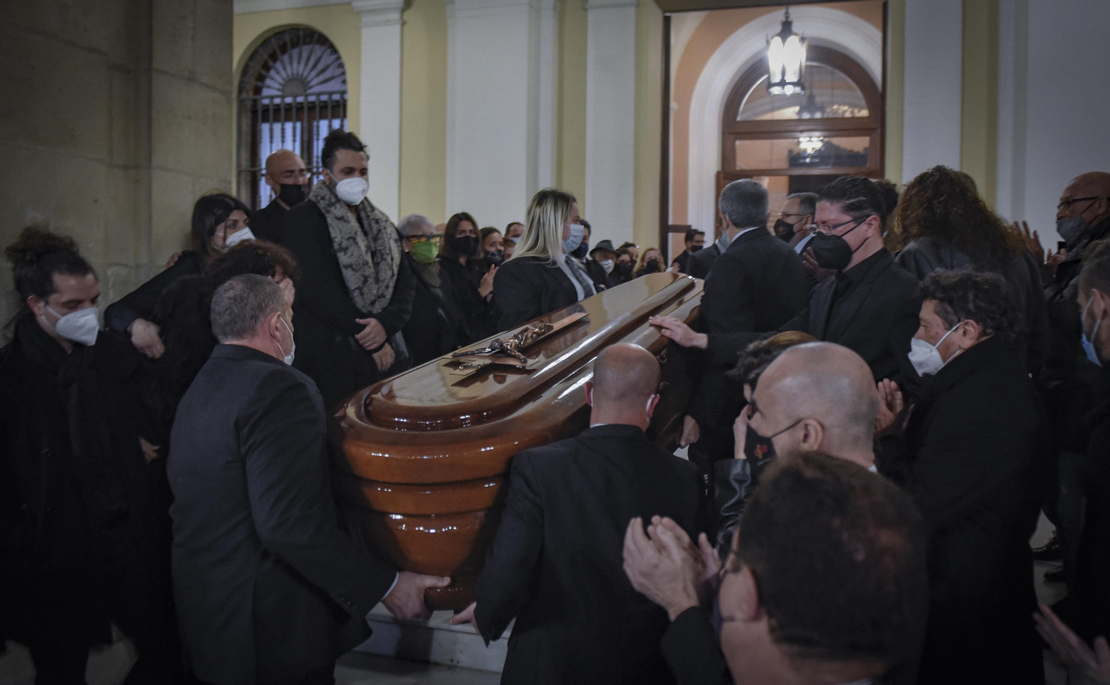 Las imágenes de la capilla ardiente de Pascual González