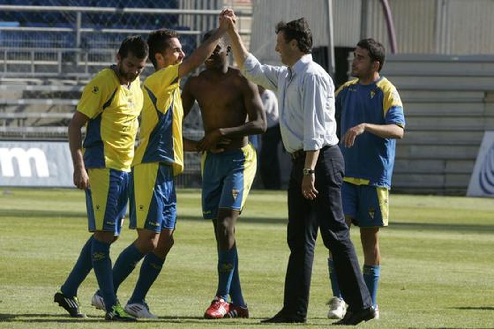 Jose felicita a Velasco, autor del gol del triunfo. 

Foto: Jesus Marin