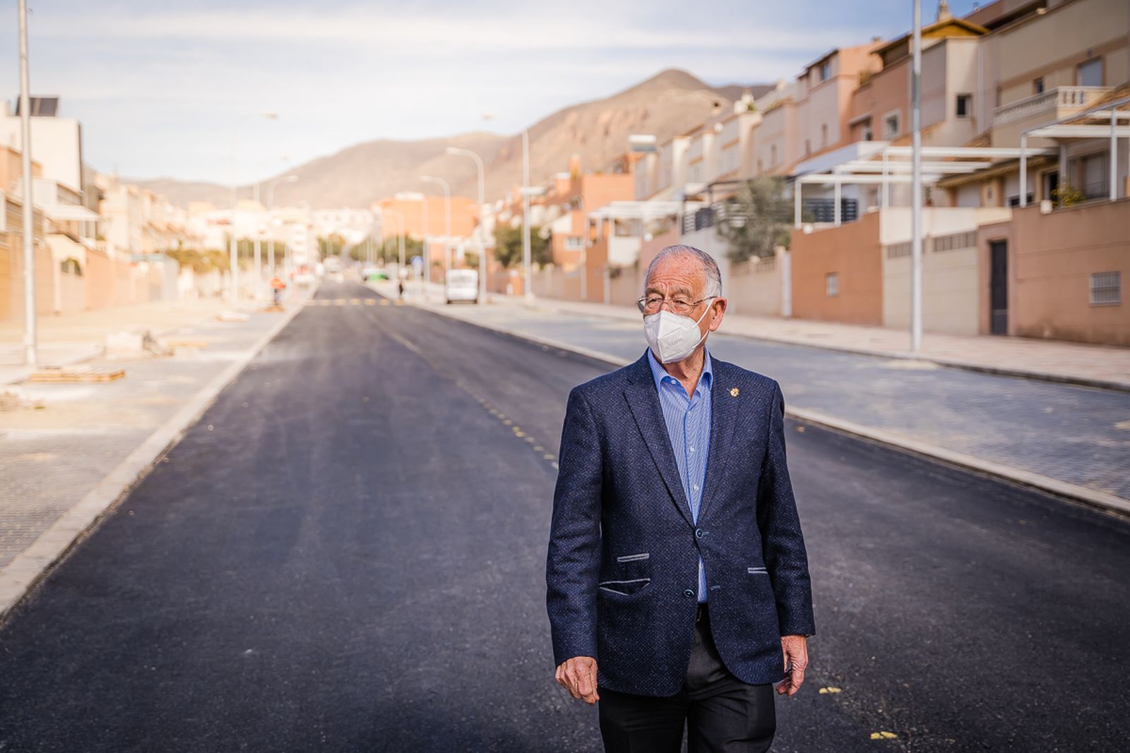 Gabriel Amat, durante su recorrido por Aguadulce tras la finalización de la primera fase de los trabajos.