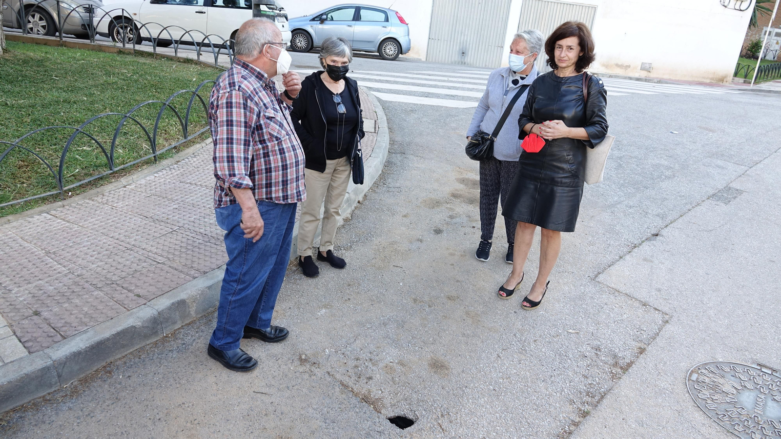 La edil socialista durante su visita a la barriada. La edil socialista durante su visita a la barriada.
