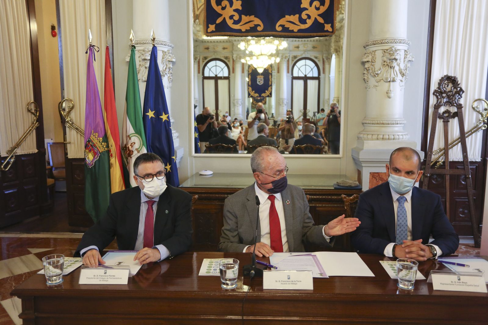 Firma del acuerdo en el Ayuntamiento de Málaga.