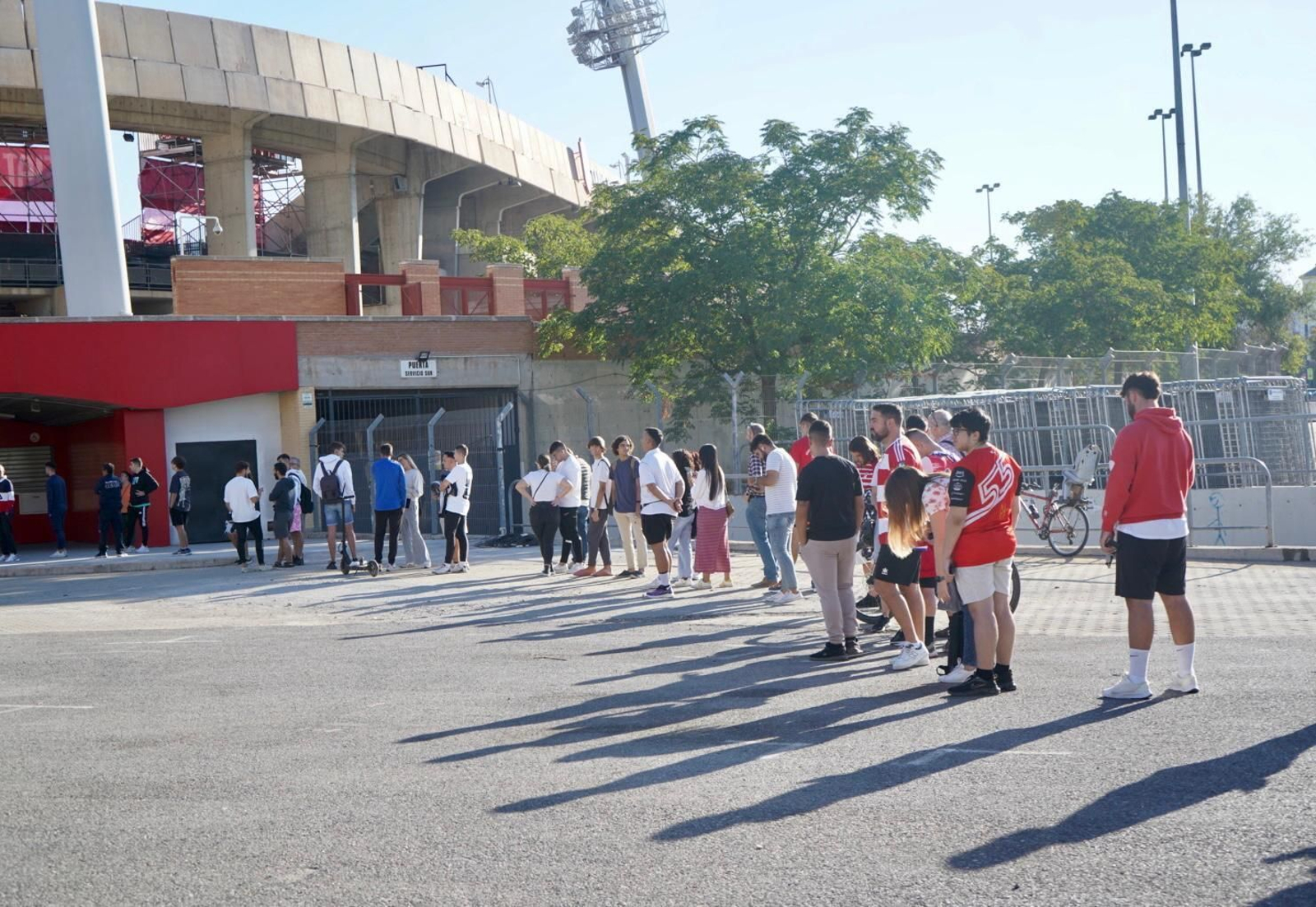 Imágenes de las colas de la afición del Granada CF