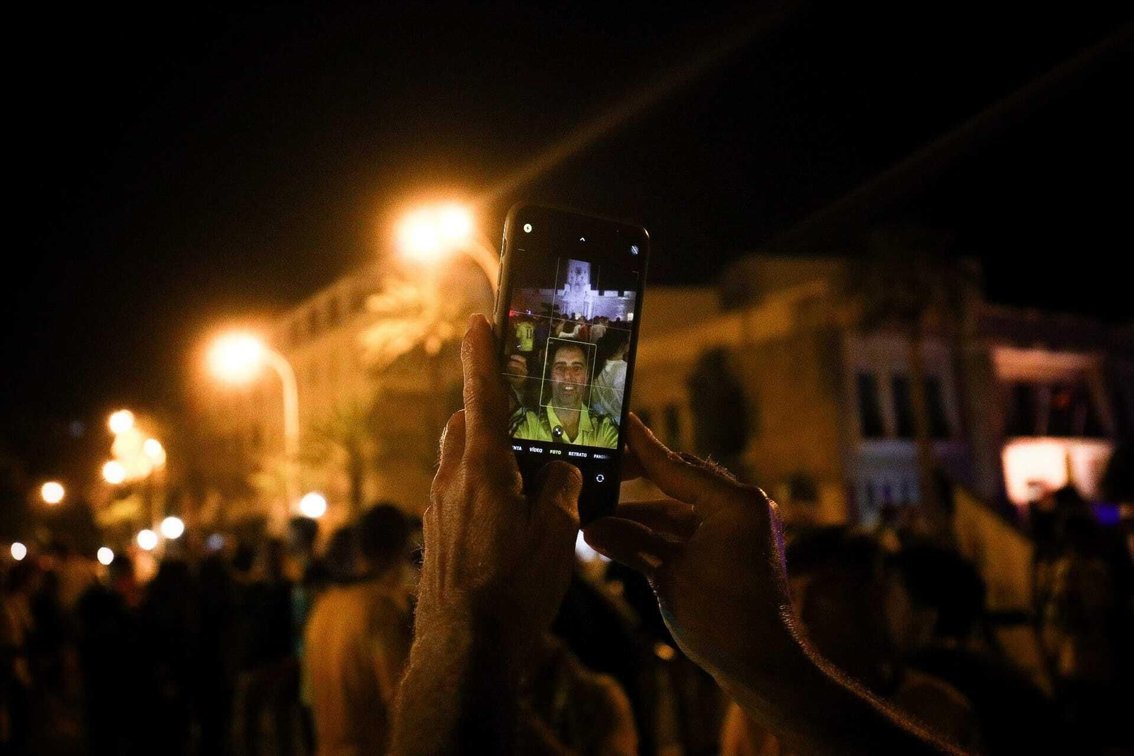 Aficionados del Cádiz celebran la permanencia en Puertas de Tierra.
