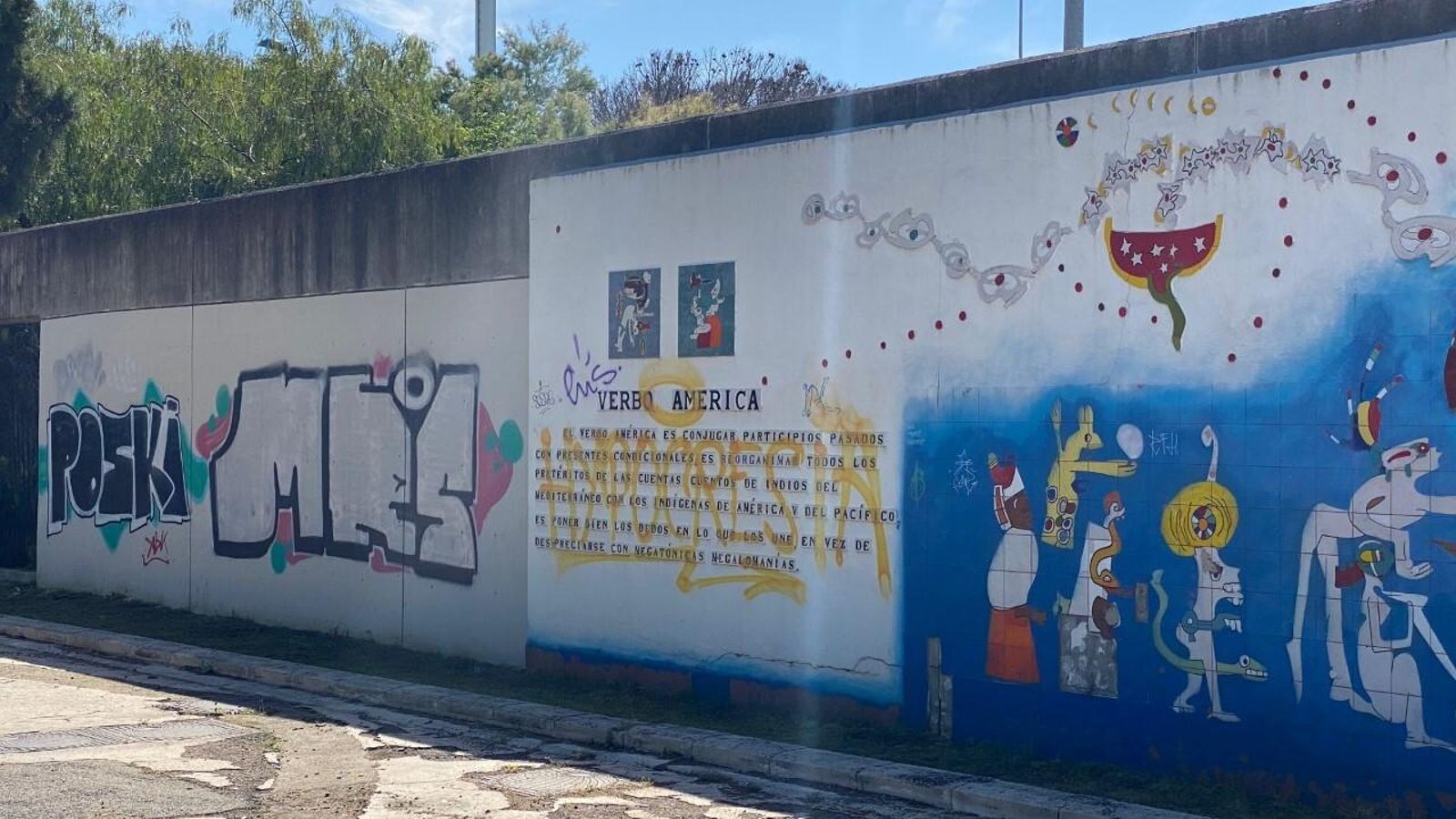 Diversas pintadas sobre el mural.