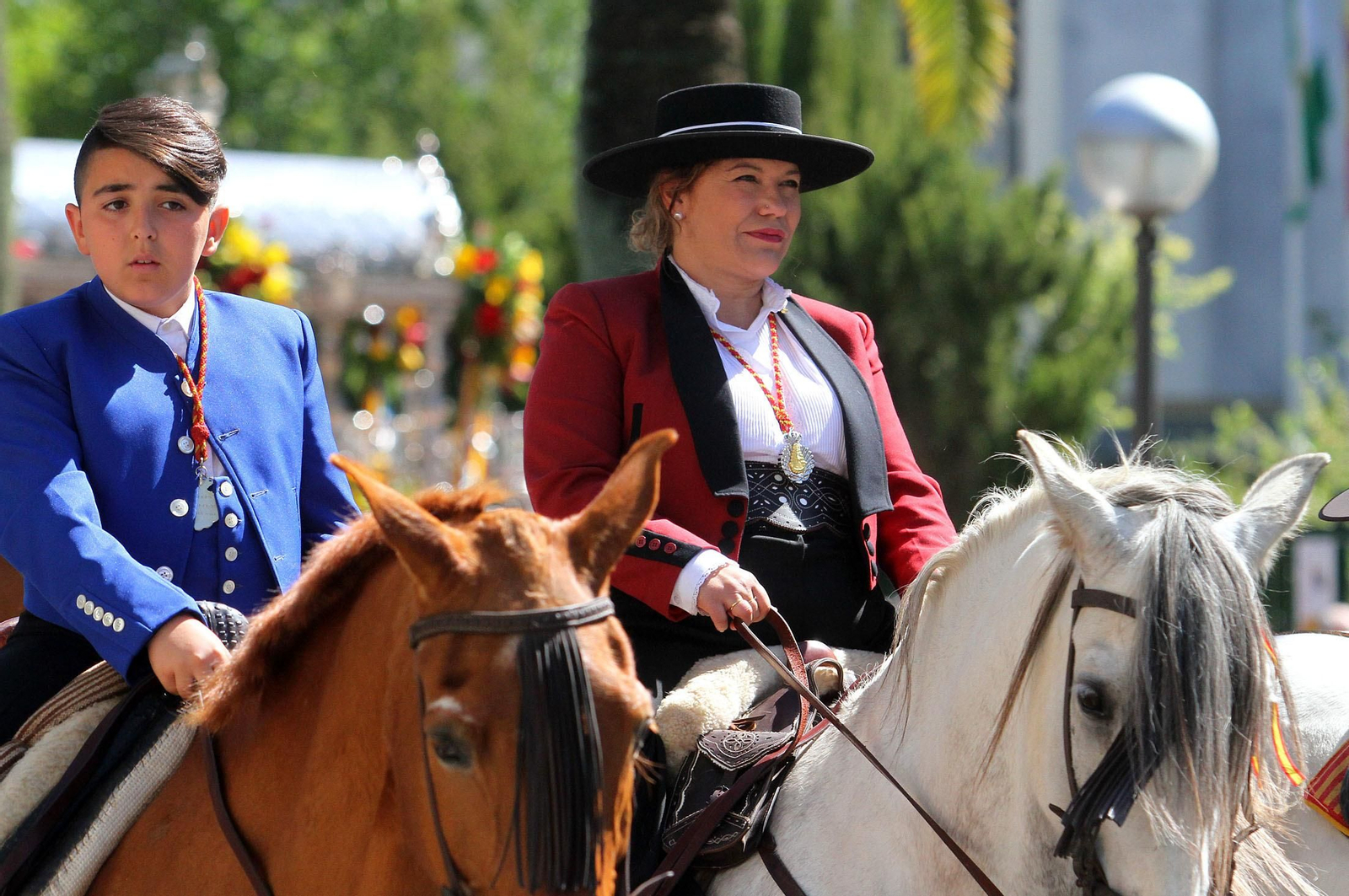 Imágenes de los caballistas, peregrinos a pie y carros de la Hdad de Emigrantes