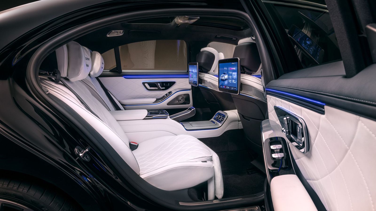 Por confort de marcha basado en el trabajo de suspensiones, aislamiento, etc, así como por el que proporciona el espacio, regulaciones de las diferentes plazas, etc, el Clase S debe seguir siendo una referencia entre las berlinas premium.