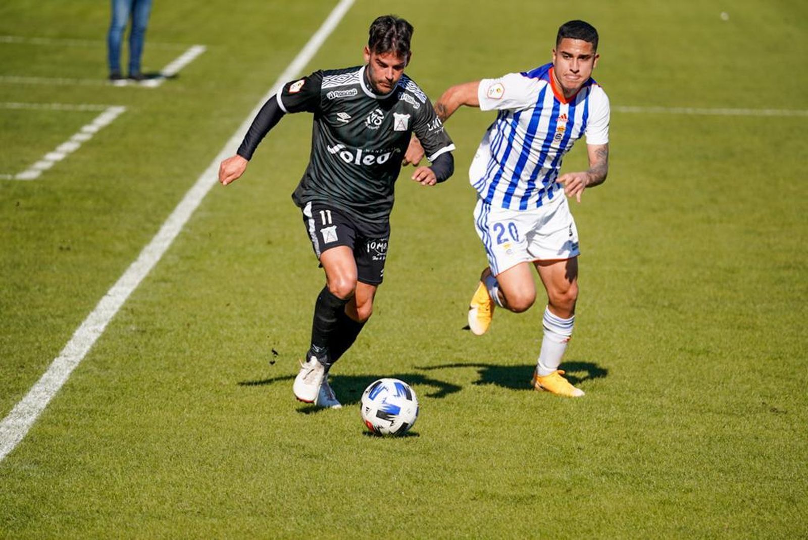 Edu Oriol conduce el balón perseguido por el recreativista Yaimil.