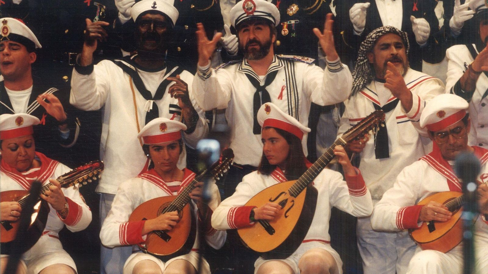 Con la bandurria en el centro con el coro ‘La gran regata’ (1993).
